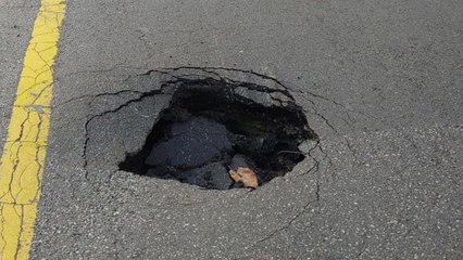 부산 만덕대로에 대형 싱크홀...교통 부분 통제 / YTN