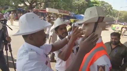 Colocan maniquíes disfrazados de policías para mejorar el tráfico en India