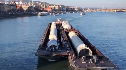 Hatalmas tartályok haladnak a Dunán