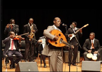 المطرب السوداني محمد الأمين يتعصب على جمهوره بسبب غنائهم معه