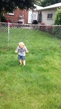 La réaction incroyable de cet enfant qui vient de marché sur une crotte de chien... Mythique
