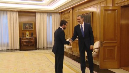 Скачать видео: Felipe VI recibe a Pablo Casado por la ronda de contactos