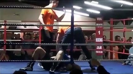 El árbitro ordena a un luchador que deje de pelear, pero no lo hace y lo paga caro