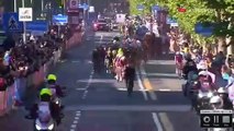 El ciclista torpe que pierde tras celebrar la victoria faltando una vuelta