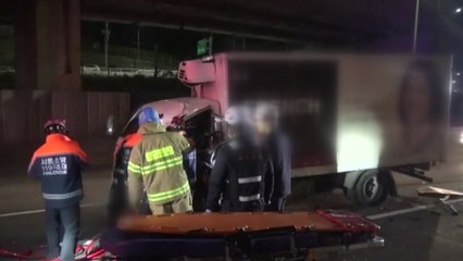 강변북로서 탑차가 가드레일 추돌...운전자 중상 / YTN