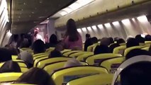 Un azafato de RyanAir triunfa en pleno vuelo vendiendo el 'rasca' a lo 'Despacito'