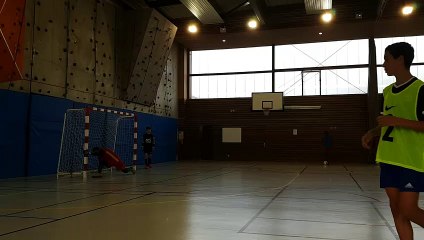 Exercice de gardien pour Mathis à la détection