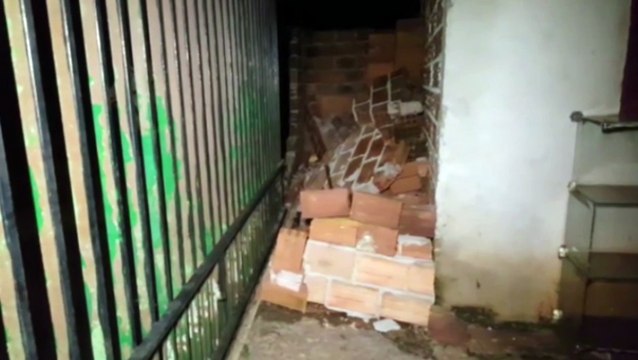 Motorista foge após derrubar muro de residência no Bairro Floresta