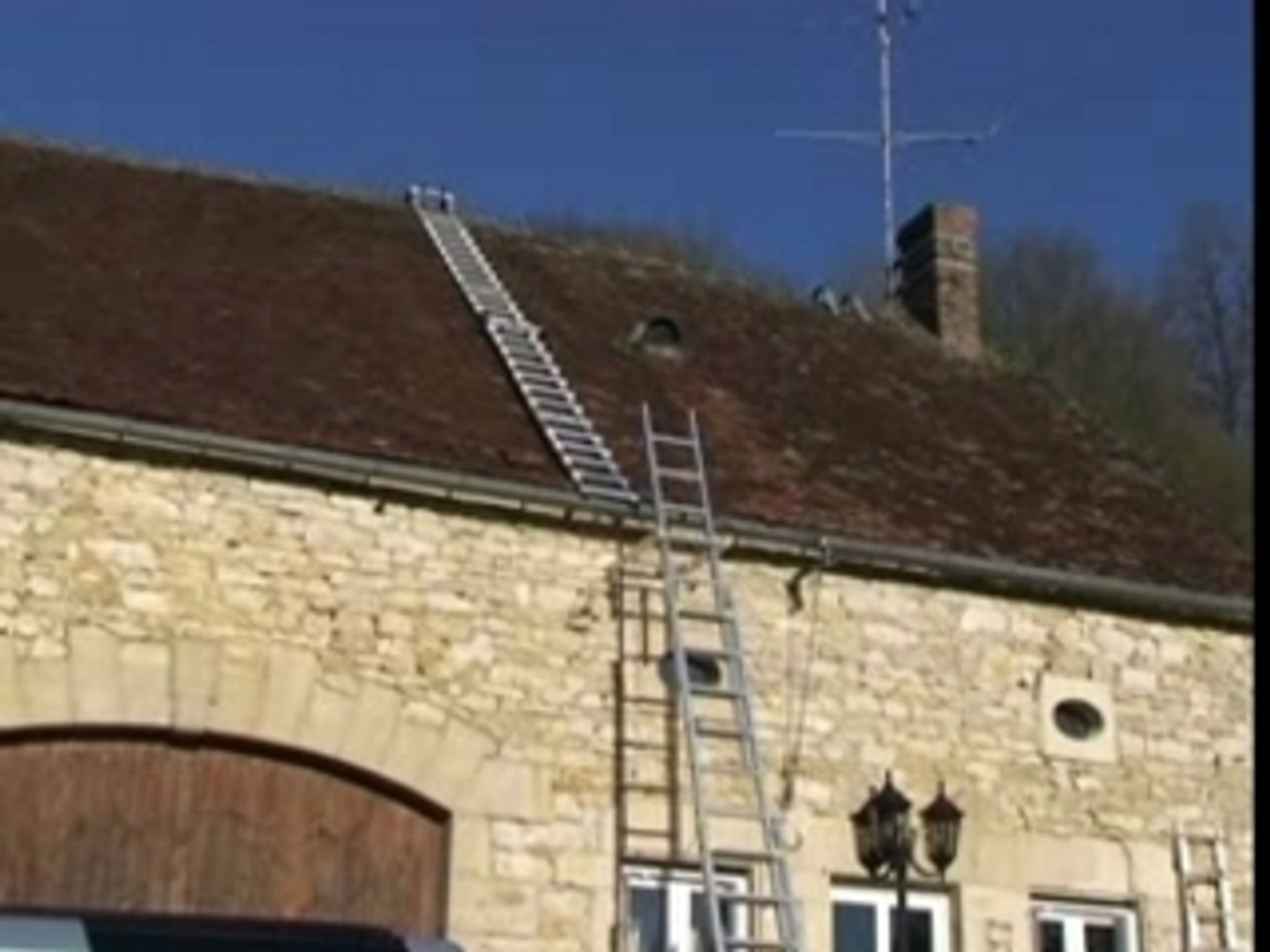 vidéo de mise en place de l'échelle de toit à crochets - Vidéo Dailymotion