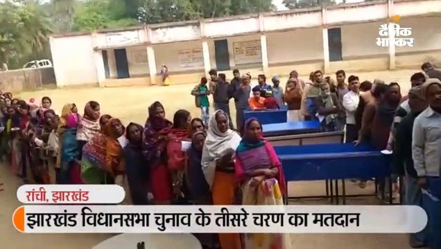 मतदान के लिए बूथों पर लगी वोटर्स की कतार, 12 सीटों पर होगी तीन बजे तक वोटिंग