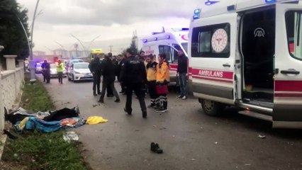 Otomobil durakta bekleyen yolculara çarptı: 3 ölü
