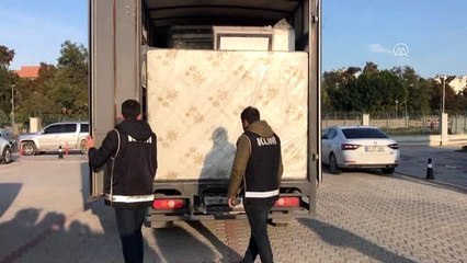 Bazalara gizledikleri kaçak sigaralarla yakalandılar