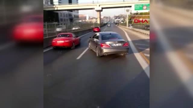 Kadıköy d-100'de hareketli dakikalar; otobüsün önünü kesti, yolu trafiğe kapattı