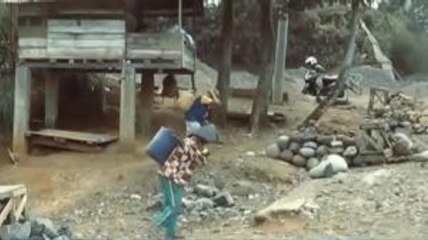 Kisah Para Wanita Buruh Angkut Batu di Bantaran Sungai Kelingi