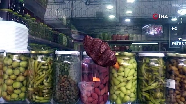 Duvardaki muz yerine camda çiğ köfte; Aslında bizim çiğ köftemiz kendisi yapışır