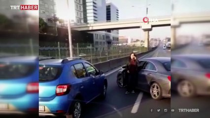 Takip edildiğini iddia ederek otobüsün önünü kesti, yolu trafiğe kapattı