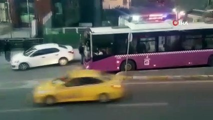 Hatalı park yapan otomobili vatandaşlar kaldırdı