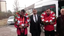 Bitlis avrupa ikincisi ayetullah aslanhan'a memleketinde çiçeklerle karşılama