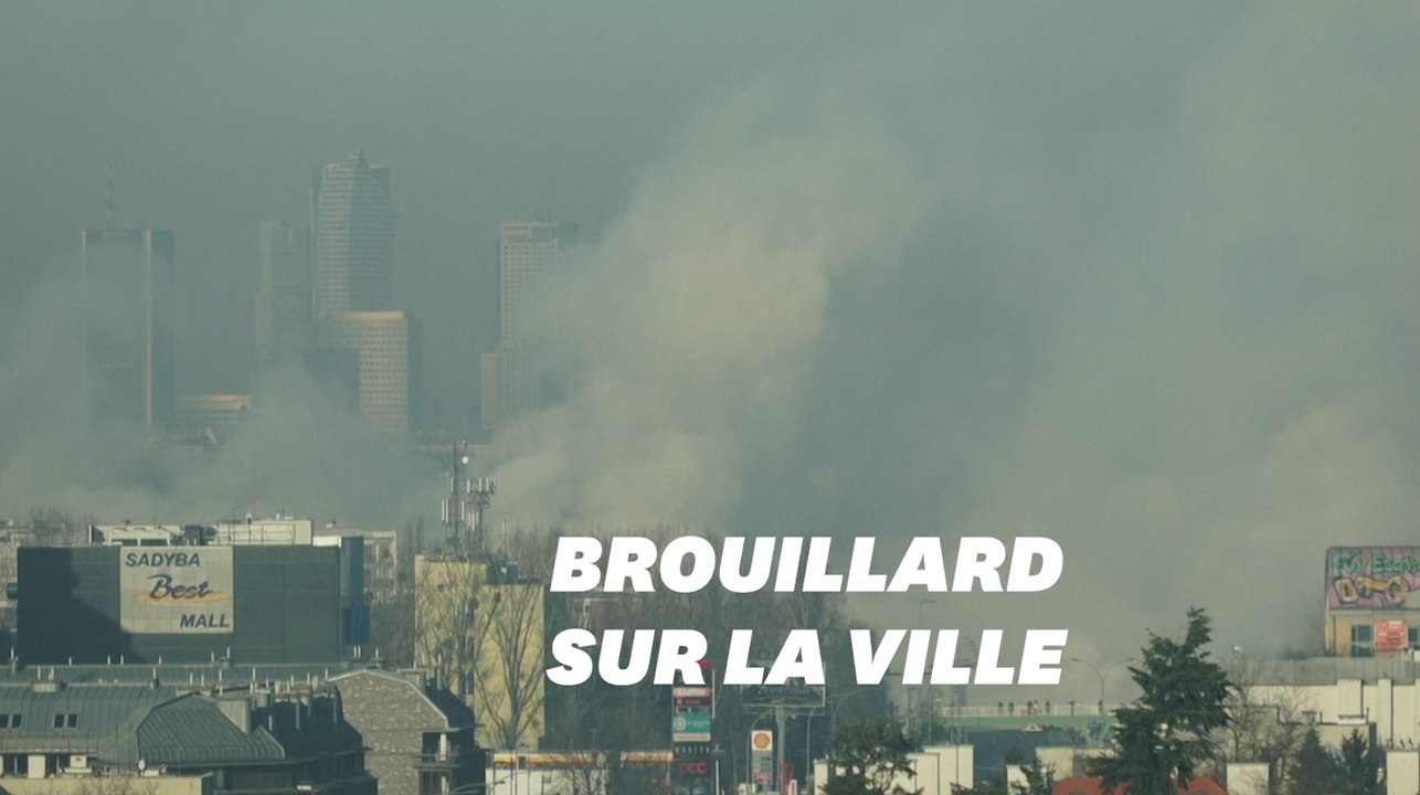 À Varsovie, un tuyau d'eau éclaté a recouvert la ville d'un brouillard épais