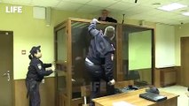 Rusya'da mahkeme salonundan firar girişimi: Kurşun geçirmez cam kafesten kaçmaya çalıştı
