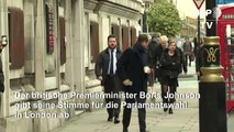 Boris Johnson geht mit seinem Hund wählen