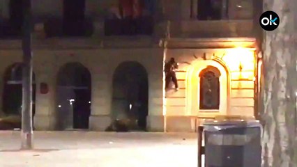 CDR cambian la bandera de España por una estilada de la fachada de un edificio público