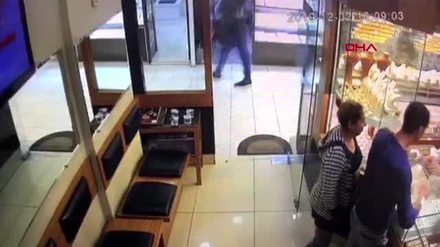 Mersin-çaldıkları altınları satarken güvenlik kameralarına yakalandılar