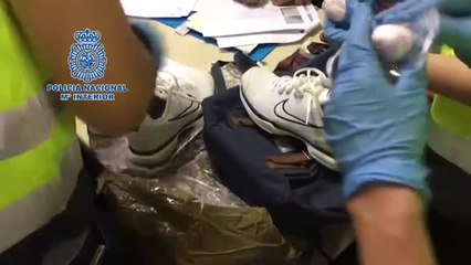 Video herunterladen: Desarticulada una banda que pretendía enviar al extranjero joyas robadas de alto valor embaladas y ocultas entre prendas de ropa