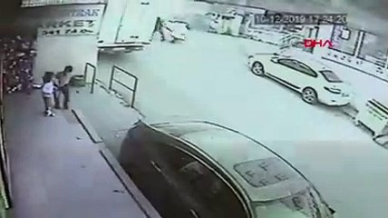 İzmir'de yola atlayan çocuğa araba çarptı; vatandaşlar "araçlar çok hızlı geçiyor, kasis istiyoruz" diyor