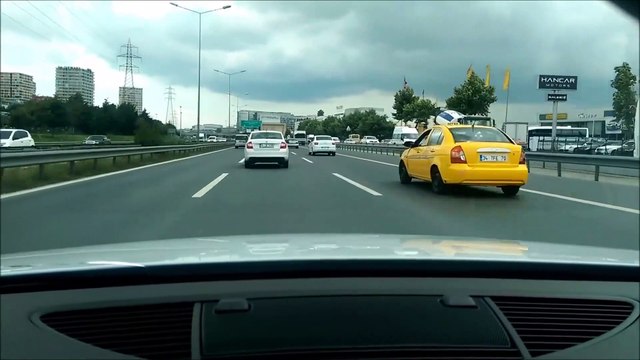 Ce conducteur roule à toute vitesse en plein traffic et prend beaucoup de risques