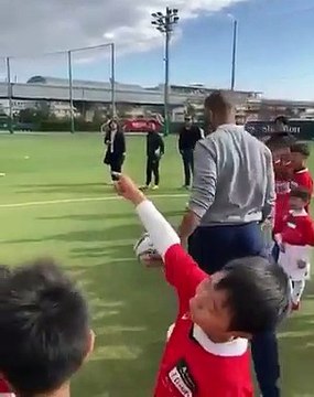 Tony Parker rentre un panier lointain... du pied