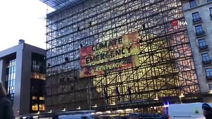 - Brüksel'de AB liderler zirvesinde meşaleli protesto- Eylemciler, liderler toplanmadan önce AB binasına tırmandı
