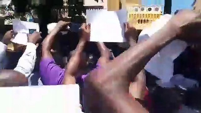 Urgent/Luanda : de nombreux guinéens manifestent devant leur ambassade…