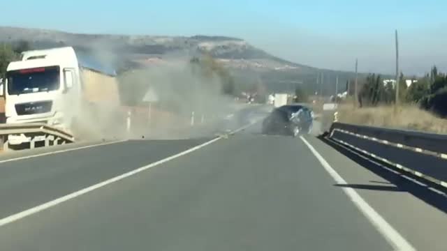 Un conductor drogado choca frontalmente contra un camión en Antequera
