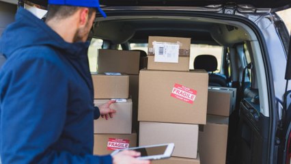 Este repartidor baila de felicidad al encontrar un regalo dejado en la puerta de casa por uno de sus clientes