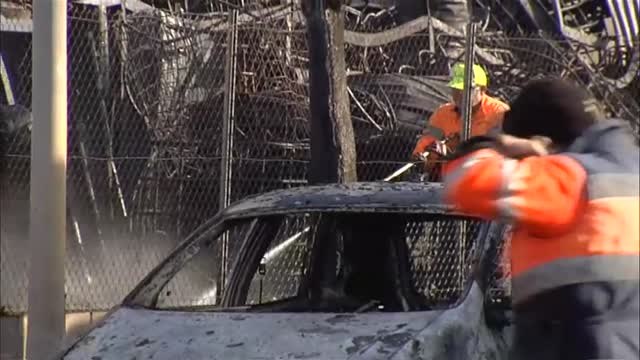 Investigación y labores de limpieza en la planta de reciclaje de Barcelona