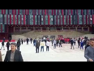 Report TV  -'Shqiponjat' kundër 'Gjelave'/ Kuqezinjtë presin kampionët e botës në shtëpinë e re