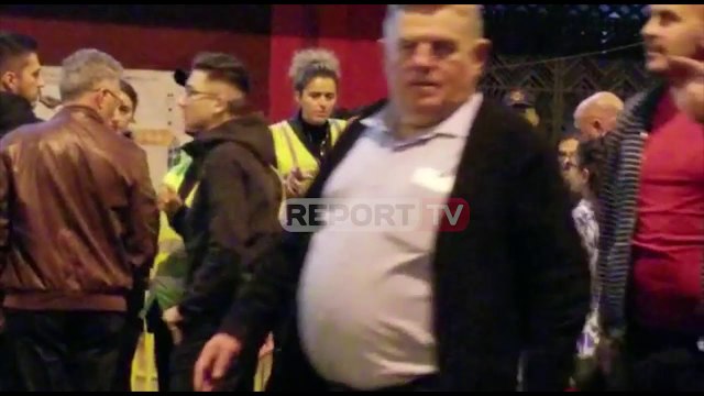 Report TV -As fara, as ujë...kontrolle tifozëve edhe nën kapuçat e xhupave