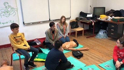 À La Flèche, les enfants apprennent à sauver des vies