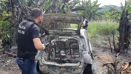 Video herunterladen: Carro de motorista de aplicativo é incendiado em Cariacica