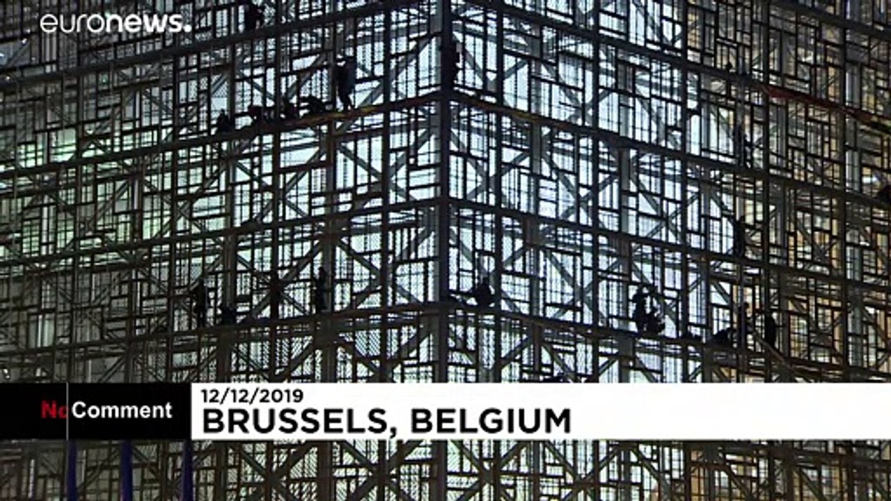 Greenpeace-Protestbanner an EU-Gipfelgebäude