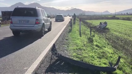 Video herunterladen: Ora News - Përplasen dy makina në aksin Lezhë-Shkodër, njëra përfundon jashtë rruge