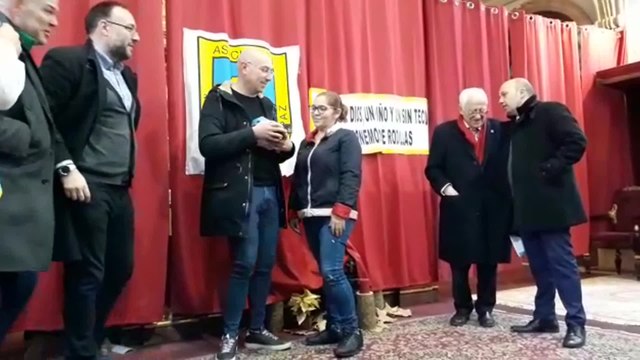 El Padre Ángel entrega móviles a personas sin recursos