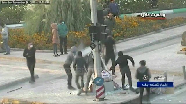 Iran/ 106 persona të vrarë në protesta, udhëheqësit rrezikojnë të përfundojnë në litar