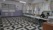 Colegios vacíos y protestas populares en las primeras horas de voto en Argel