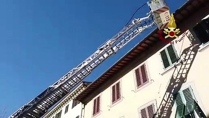 Terremoto Mugello - Tegole pericolanti sul tetto di un edificio (11.12.19)