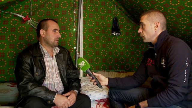 Maminas/ Në çadër pas tërmetit, familjen me 7 anëtarë po e zë dimri pa shtëpi