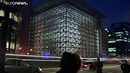 AB liderlerinin toplandığı binada Greenpeace'den iklim eylemi: Çözümü erteleyenler içeride