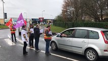 Une centaine de manifestants distribuent des tracts aux automobilistes
