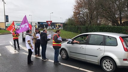 Video herunterladen: Une centaine de manifestants distribuent des tracts aux automobilistes